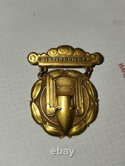 In French, the translation of the given title would be: Rare Insigne d'Aéromitrailleur Distinctif en Or 14K de l'Armée de l'Air de 1926-32 BB&B.