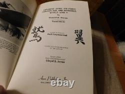 LOT DE 2 LIVRES HC / DJ SUR LE CAMOUFLAGE ET LES INSIGNES DE LA FORCE AÉRIENNE DE L'ARMÉE NAVALE JAPONAISE DE LA SECONDE GUERRE MONDIALE