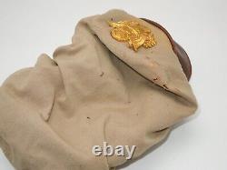 La casquette de visière en toile kaki d'un véritable écraseur nommé officier de l'US Army Air Force (AAF) de la Seconde Guerre mondiale