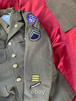 Le 5e Sergent D'état-major De La Force Aérienne De L'armée De Terre A Inscrit L'uniforme