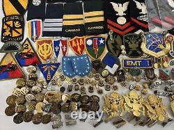 Lot de 427 épingles et patchs militaires vintage de la Première Guerre mondiale, de la Seconde Guerre mondiale, du Vietnam, de l'armée de l'air, de l'armée de terre, de la marine et des marines.