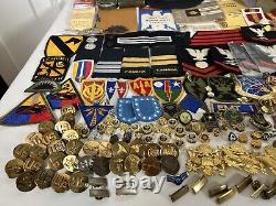 Lot de 427 épingles et patchs militaires vintage de la Première Guerre mondiale, de la Seconde Guerre mondiale, du Vietnam, de l'armée de l'air, de l'armée de terre, de la marine et des marines.