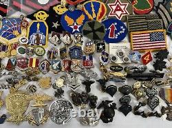 Lot de 427 épingles et patchs militaires vintage de la Première Guerre mondiale, de la Seconde Guerre mondiale, du Vietnam, de l'armée de l'air, de l'armée de terre, de la marine et des marines.