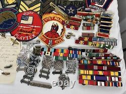 Lot de 427 épingles et patchs militaires vintage de la Première Guerre mondiale, de la Seconde Guerre mondiale, du Vietnam, de l'armée de l'air, de l'armée de terre, de la marine et des marines.