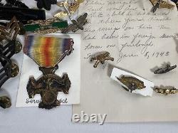 Lot de 427 épingles et patchs militaires vintage de la Première Guerre mondiale, de la Seconde Guerre mondiale, du Vietnam, de l'armée de l'air, de l'armée de terre, de la marine et des marines.