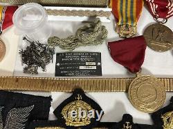 Lot de 427 épingles et patchs militaires vintage de la Première Guerre mondiale, de la Seconde Guerre mondiale, du Vietnam, de l'armée de l'air, de l'armée de terre, de la marine et des marines.