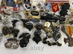 Lot de 427 épingles et patchs militaires vintage de la Première Guerre mondiale, de la Seconde Guerre mondiale, du Vietnam, de l'armée de l'air, de l'armée de terre, de la marine et des marines.