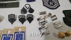 Lot de Médailles, Épingles, Barres, Patches, Boutons de Rang de l'Armée de l'Air des États-Unis Vintage