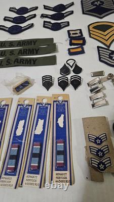Lot de Médailles, Épingles, Barres, Patches, Boutons de Rang de l'Armée de l'Air des États-Unis Vintage