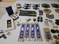 Lot de Médailles, Épingles, Barres, Patches, Boutons de Rang de l'Armée de l'Air des États-Unis Vintage