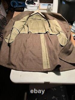 Manteau en laine longue olive avec insigne de grade de militaire de l'armée de l'Air de la Seconde Guerre mondiale, taille 36 SM.