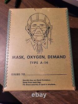 Masque à oxygène A-14 de l'US Army Air Corp de la Seconde Guerre mondiale, taille moyenne, Ohio Chem, neuf dans sa boîte / scellé.