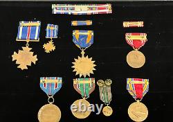 Médailles, écussons, rubans et épingles du 390e groupe de bombardement de l'US Army Air Force pendant la Seconde Guerre mondiale.