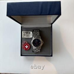 Montre pour homme Victorinox Swiss Army Air Force avec cadran bleu, boîte originale et étiquettes.