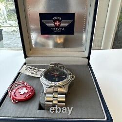 Montre pour homme Victorinox Swiss Army Air Force avec cadran bleu, boîte originale et étiquettes.