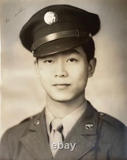 RARE! PHOTO DE PORTRAIT D'UN AVIATEUR AMÉRICO-ASIATIQUE DES FORCES AÉRIENNES DE L'ARMÉE AMÉRICAINE IDENTIFIÉE, 1943