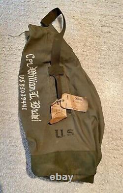 Sac polochon de l'armée de l'air de l'armée de terre de la guerre de Corée des années 50 avec des étiquettes en papier peintes.