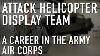 Une Carrière Avec L'équipe D'affichage De L'hélicoptère D'attaque De L'armée De L'air