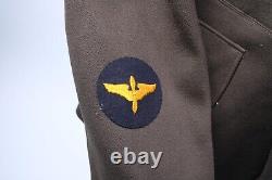 Veste Ike de l'armée américaine de la Seconde Guerre mondiale avec patch de l'armée de l'air et patch d'aviateur cadet