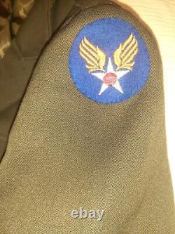 Veste Ike de l'armée américaine de la Seconde Guerre mondiale avec patch de l'armée de l'air et patch d'aviateur cadet