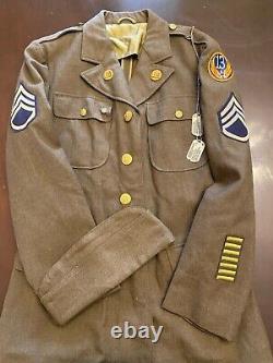 Veste d'uniforme de la Force aérienne de l'armée pendant la Seconde Guerre mondiale identifiée à la 13e Force aérienne, médailles d'identité du 12e chasseur