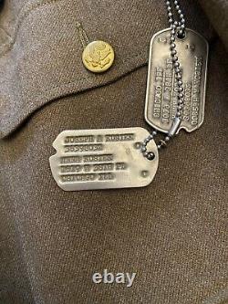 Veste d'uniforme de la Force aérienne de l'armée pendant la Seconde Guerre mondiale identifiée à la 13e Force aérienne, médailles d'identité du 12e chasseur