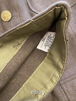 Veste d'uniforme de la Force aérienne de l'armée pendant la Seconde Guerre mondiale identifiée à la 13e Force aérienne, médailles d'identité du 12e chasseur