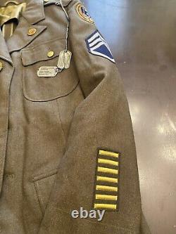 Veste d'uniforme de la Force aérienne de l'armée pendant la Seconde Guerre mondiale identifiée à la 13e Force aérienne, médailles d'identité du 12e chasseur