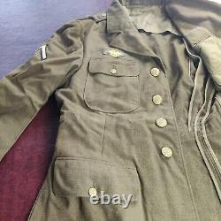 Veste de l'armée de l'air de l'US Army de la Seconde Guerre mondiale avec l'écusson de Hap Arnold, soldat de première classe et l'insigne de libération honorifique