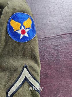 Veste de l'armée de l'air de l'US Army de la Seconde Guerre mondiale avec l'écusson de Hap Arnold, soldat de première classe et l'insigne de libération honorifique