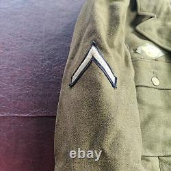 Veste de l'armée de l'air de l'US Army de la Seconde Guerre mondiale avec l'écusson de Hap Arnold, soldat de première classe et l'insigne de libération honorifique