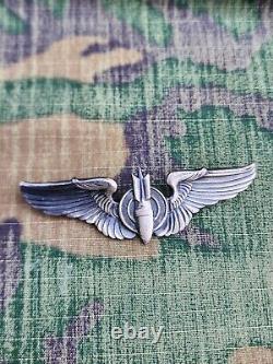 WWII US Army Air Corps Air Force Sterling Silver Bomber Wings 3 Inch translates to: 'Ailes de bombardier en argent sterling de 3 pouces de l'armée de l'air du corps aérien de l'US Army pendant la Seconde Guerre mondiale.'
