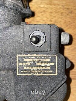 Ww2 US Army Air Force N-6a Boeing Gun Sight would be translated as 'Viseur d'arme Boeing N-6a de l'US Army Air Force pendant la Seconde Guerre mondiale' in French.