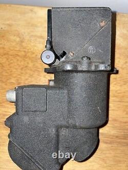 Ww2 US Army Air Force N-6a Boeing Gun Sight would be translated as 'Viseur d'arme Boeing N-6a de l'US Army Air Force pendant la Seconde Guerre mondiale' in French.